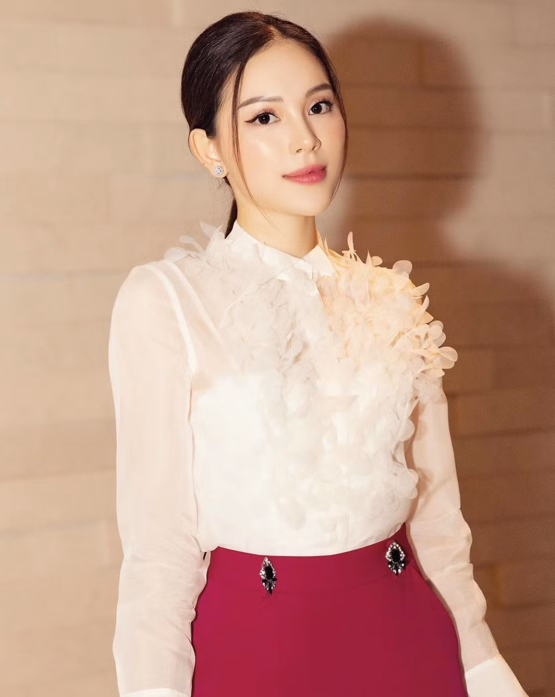 Ngoài những bức ảnh xinh đẹp của cá nhân, Linh Rin cũng thường xuyên chia sẻ những khoảnh khắc thân mật với người yêu là con trai tỷ phú Johnathan Hạnh Nguyễn.