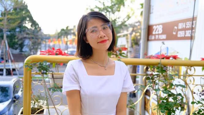 Trên thực tế, đây không phải lần đầu tiên YouTuber này phải hứng chịu "gạch đá" từ phía dư luận về việc đăng tải các nội dung không phù hợp với trẻ em. Ảnh: Tổng hợp