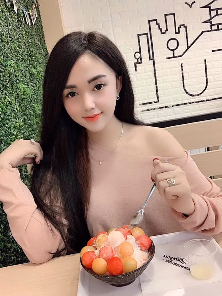 Từ khi học xong cấp 3, Giang vừa đi làm thêm, tích góp từng chút một từ tiền ăn sáng, tiền mừng tuổi để nuôi khát vọng bước chân sang thiên đường chuyển giới Thái Lan.