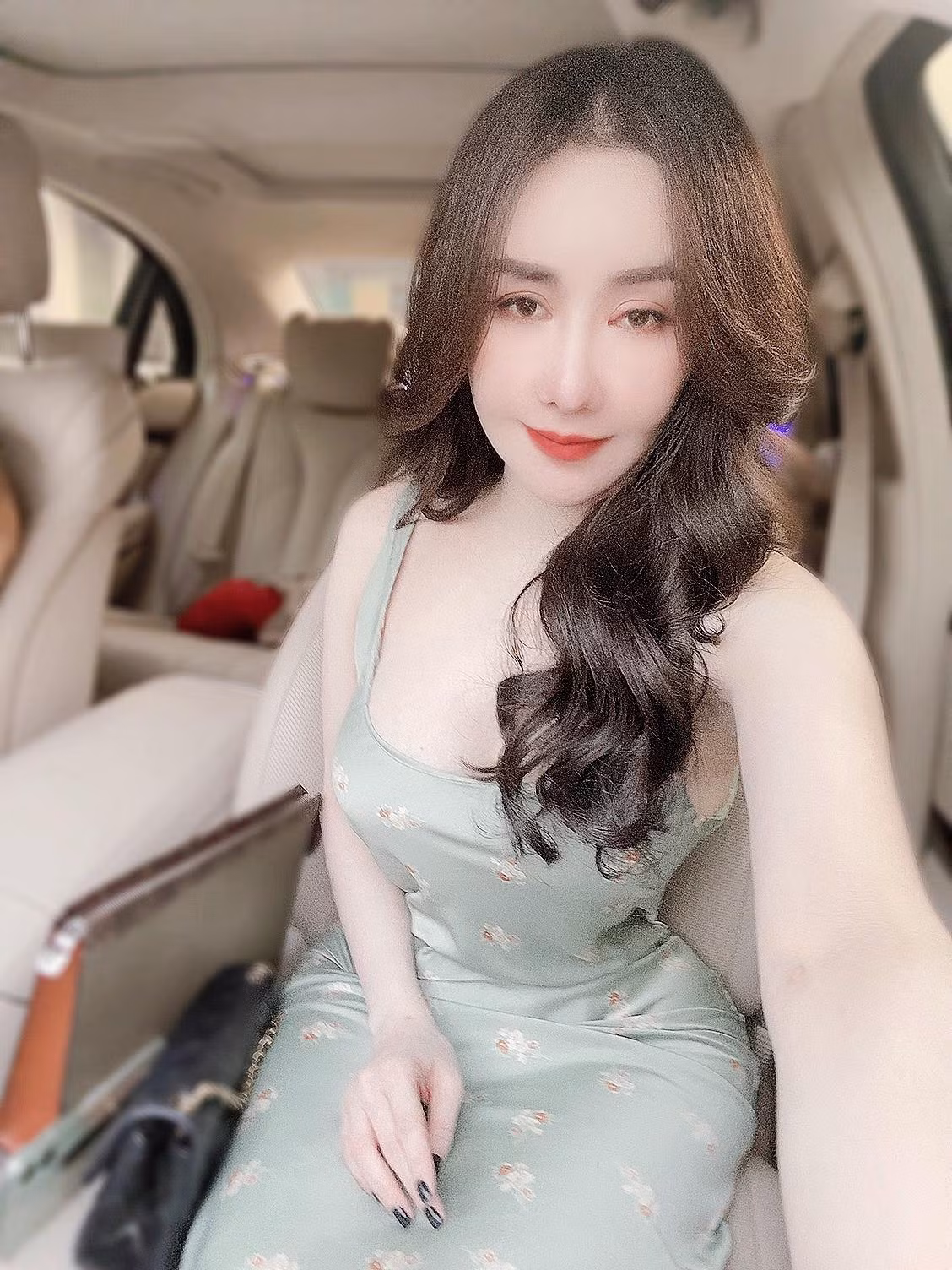 Chu Hằng còn từng là một nhân vật nổi đình đám trên MXH trong clip đánh ghen "dạy dỗ tình địch" của chồng 2 tại quán ăn cách đây vài năm.