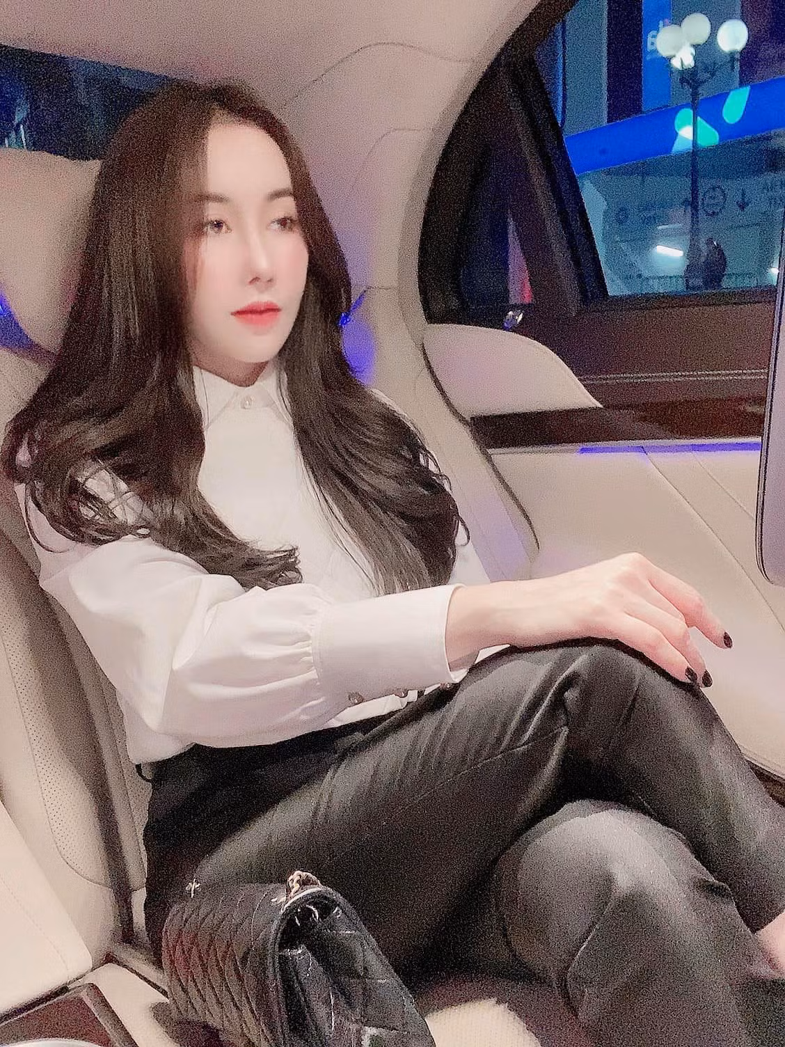 Chu Hằng tên thật là Chu Thúy Hằng, hot girl này vừa qua gây bão cộng đồng mạng khi có màn "cà khịa" nữ giảng viên Âu Hà My khi vụ việc ly hôn Trọng Hưng đang "nước sôi lửa bỏng".
