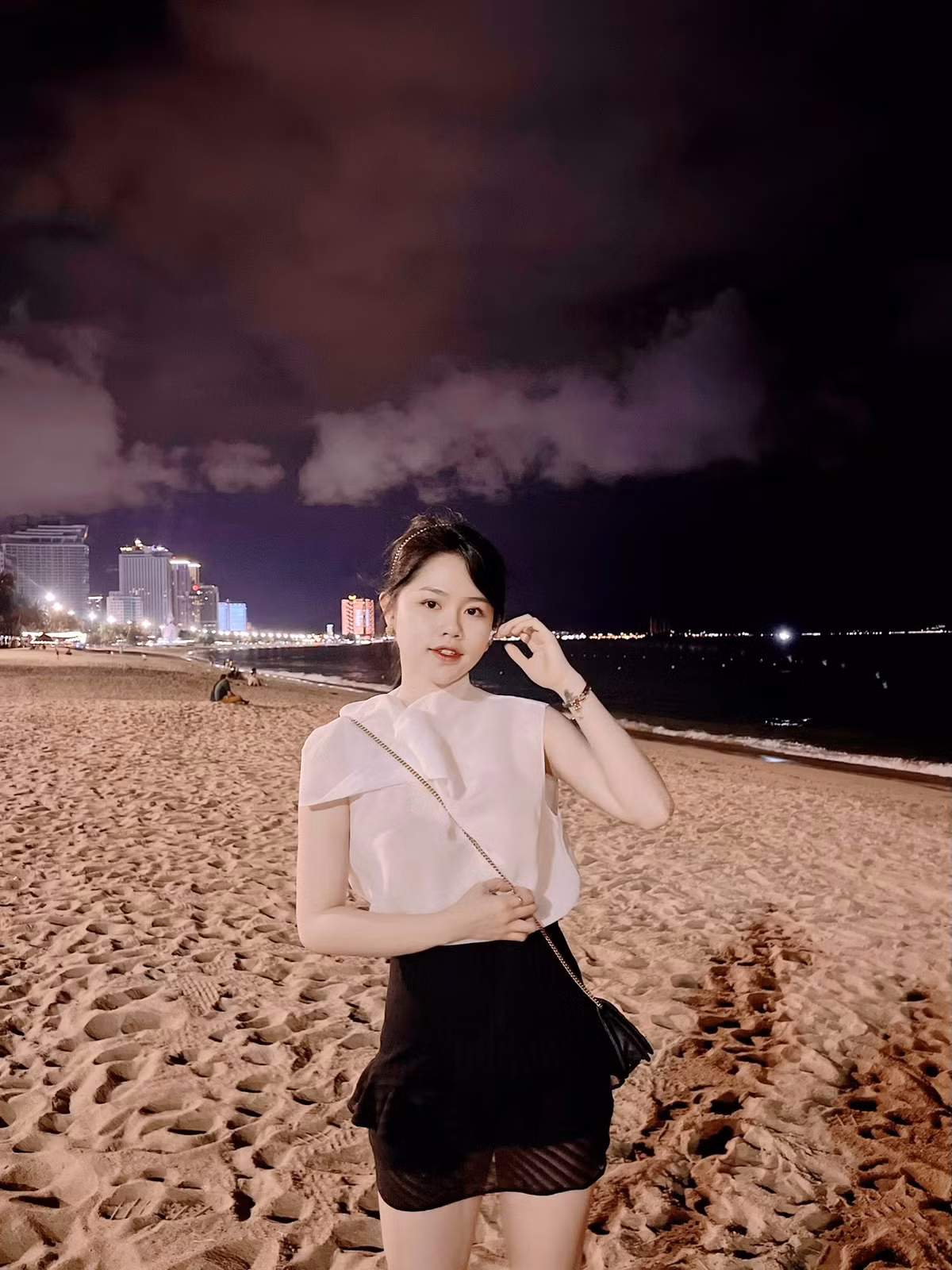 Sau khi “đường ai nấy đi”, cả Quang Hải và Huỳnh Anh đều dính thêm những tin đồn hẹn hò. Người hâm mộ “soi” được Quang Hải tất bật “thả tim” ảnh gái xinh tên H.A. Còn Huỳnh Anh thì dính tin đồn yêu đương với một rapper có tiếng.