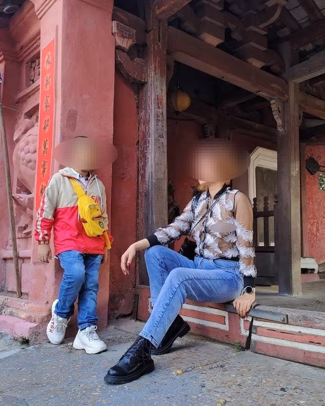 Ngán ngẩm nhất vẫn là loạt khoảnh khắc của người phụ nữ có tên L.B.C ở TP Hồ Chí Minh khi cô liên tục chia sẻ hình ảnh "thả rông vòng 1" đi khắp mọi nơi.