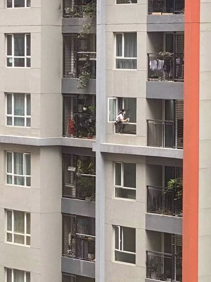 Ai ai cũng tỏ ra bất ngờ và thảng thốt trước hành động vô cùng nguy hiểm của nữ giúp việc trên.