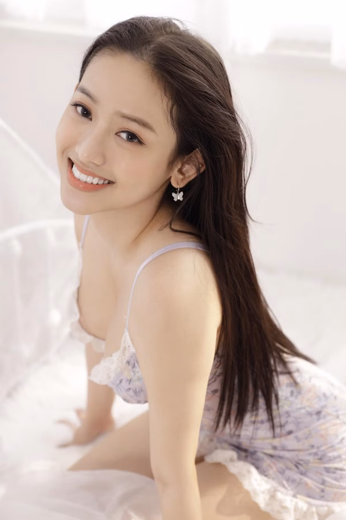 Thúy Vi được biết đến là hot girl với phong cách thời trang gợi cảm, trở lại "đường đua bikini" chào hè cùng nhiều gái xinh khác, Thúy Vi mới đây đã tung ra loạt hình ảnh diện "2 mảnh" táo bạo khoe sắc vóc.