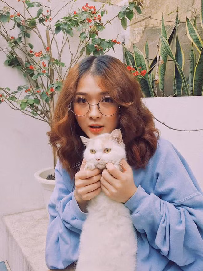 Đính kèm hình ảnh, cô nàng còn chia sẻ rằng mình hoàn toàn tự tin với nhan sắc của mình: "Xuất hiện cô gái xinh lung linh từ hình chứng minh nhân dân đến căn cước công dân".