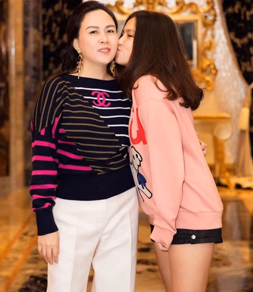 Susu cũng sớm được trải nghiệm những chuyến đi Châu Âu, nước ngoài.