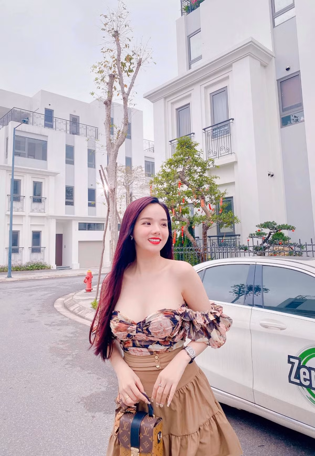 Những tưởng Thuỷ Tiên sẽ lấn sân showbiz để phát triển sự nghiệp, thế nhưng cô lại có hướng đi hoàn toàn khác là kết hôn, làm mẹ bỉm sữa và hỗ trợ chồng công việc kinh doanh.