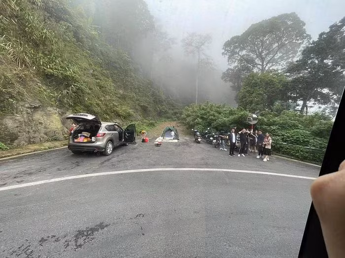 Mới đây, cư dân mạng vừa chia sẻ hình ảnh một nhóm du khách vô ý thức dừng lại chụp ảnh, cắm trại tại một khúc cua, mặc nguy hiểm rình rập. Được biết, bức ảnh này được chụp tại Vườn Quốc gia Ba Vì những ngày đầu tháng 4. Hành động của nhóm thanh niên gây bức xúc dư luận bởi đây chính là đường đèo dốc nguy hiểm chứ không phải môt bãi đất bằng cho khách du lịch dừng chân.