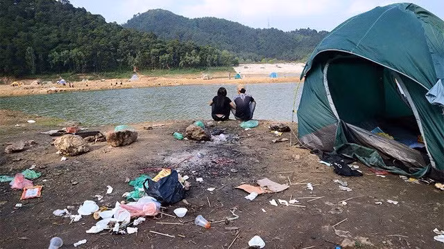 Câu chuyện về các "phượt thủ" dường như chưa bao giờ có hồi kết, khi mà những hành động xấu xí của họ liên tục tái diễn. Ảnh: Tổng hợp