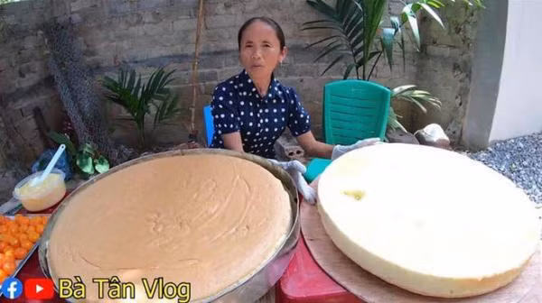 Trước đó đã không ít lần nữ Youtuber này thực hiện những món ăn gây tranh cãi, gây khó hiểu cho người xem. Điển hình là bánh bông lan trứng muối siêu to khổng lồ mà bà thực hiện cách đây khá lâu.