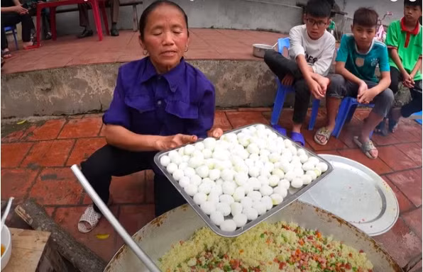 Thế nhưng sự thật "trân châu" mà bà Tân nhắc đến lại chính là trứng cút, bà Tân đã thêm nguyên liệu này vào món cơm rang và ví những quả trứng cút trắng giống trân châu.