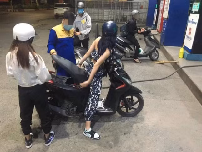 Mới đây, trên mạng xã hội rầm rồ chia sẻ hình ảnh một vị khách nữ có màn đổ xăng cực bá đạo. Thay vì xuống xe mở cốp, cô gái lại ngồi tại chỗ rồi nhấc yên xe lên để nhân viên đến bơm xăng vào bình.