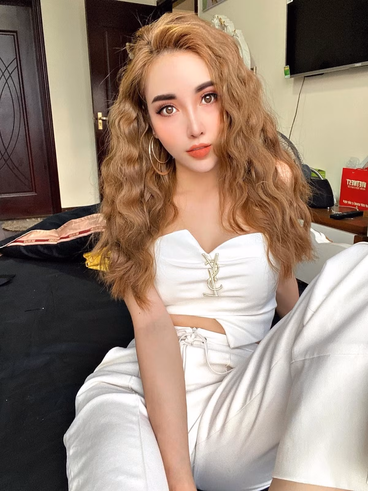 Sở hữu nhan sắc cuốn hút cùng nhiều tài năng, hiện nay gái xinh Hà thành đang sở hữu hơn 93.000 lượt theo dõi trên mạng xã hội Facebook.