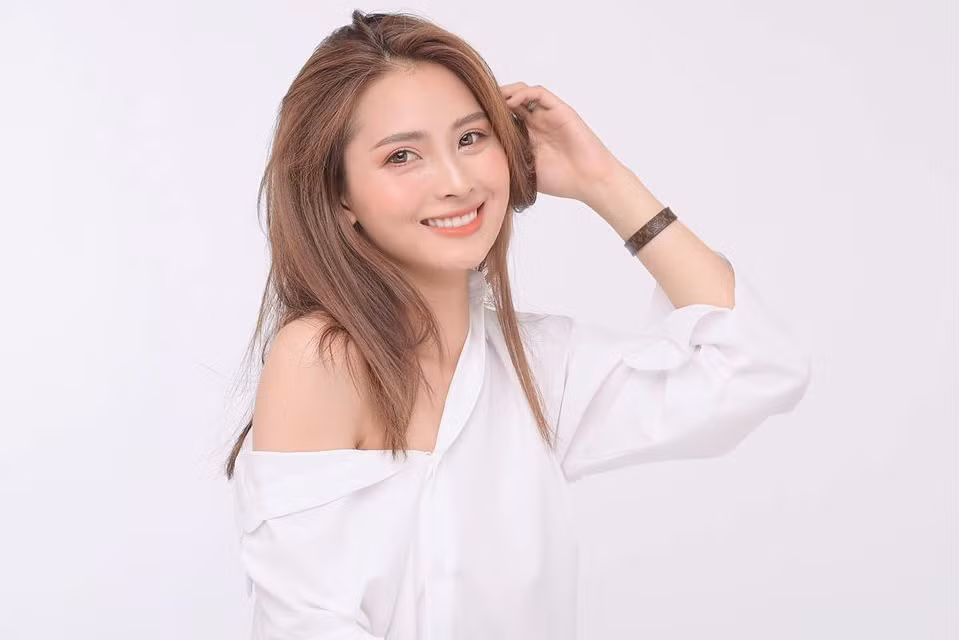 Nữ MC bị gạ ăn tối với giá 18.000 USD khoe body “nóng“ Nu MC bi ga an toi voi gia 18.000 USD khoe body “nong“