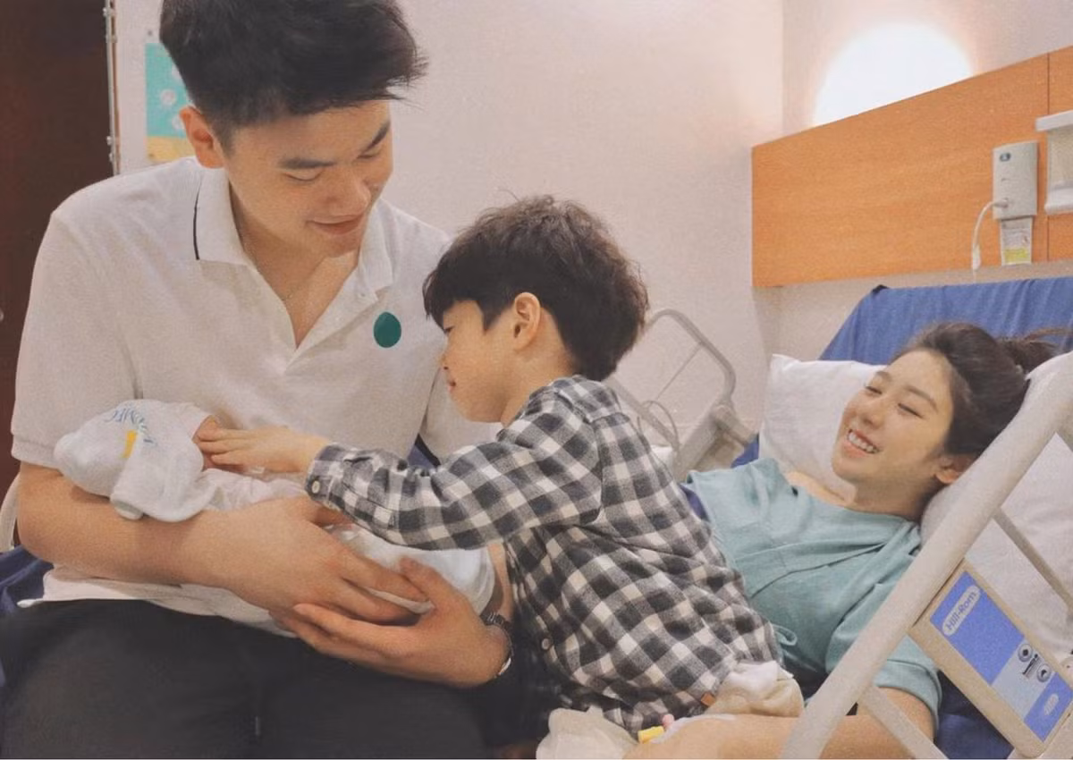 Mới đây, trên trang cá nhân của mình, Trang Lou vừa chia sẻ tin vui mình đã hạ sinh thành công em bé thứ 2. Hot mom Hà thành chia sẻ: "5/4/2021. Chào mừng con yêu đến với thế giới, đến với bố mẹ và với anh Xoài".