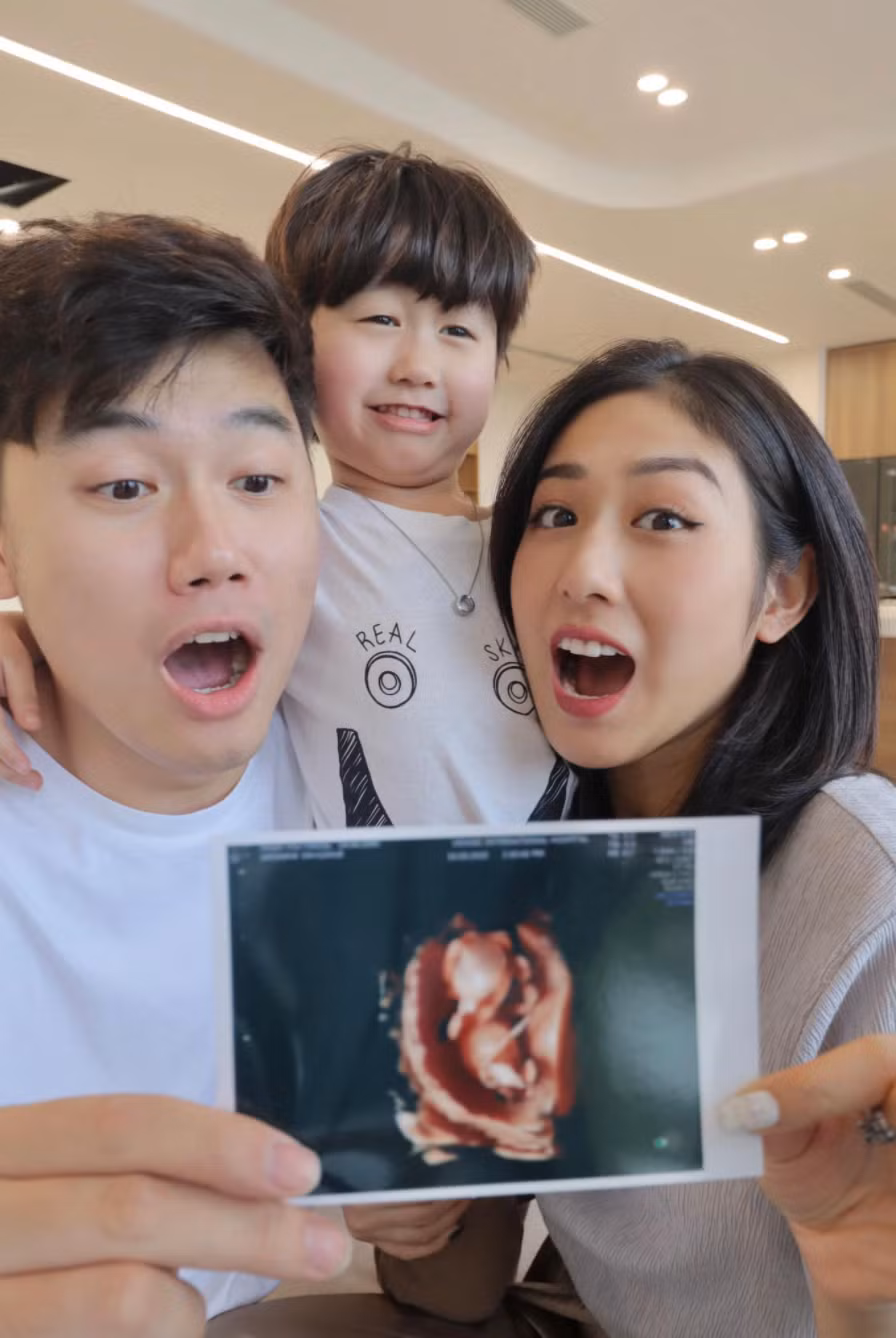Dưới phần bình luận, nhiều người hâm mộ đã gửi lời chúc mừng Trang Lou "mẹ tròn con vuông". "Chúc mừng gia đình anh chị ạ, chúc em Dừa hay ăn chóng lớn", "Bà Trang vừa đẻ xong mà xinh thế hả trời. Chúc mừng anh chị và Xoài một lần nữa nhé",...dân mạng bình luận.