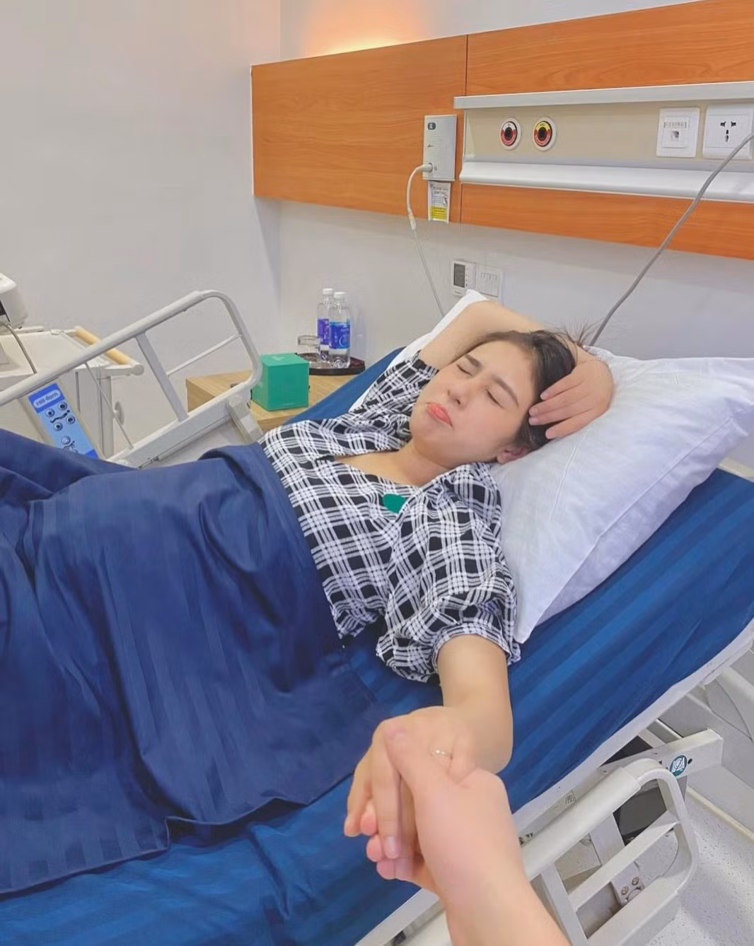 Trong bức ảnh, mẹ bỉm sữa Trang Lou mỉm cười nhìn cảnh chồng mình và con trai ôm em bé không rời. Đặc biệt là nụ cười rạng rỡ hạnh phúc của người mẹ khi nhìn gia đình nhỏ của mình đã làm cư dân mạng cũng ấm lòng theo.