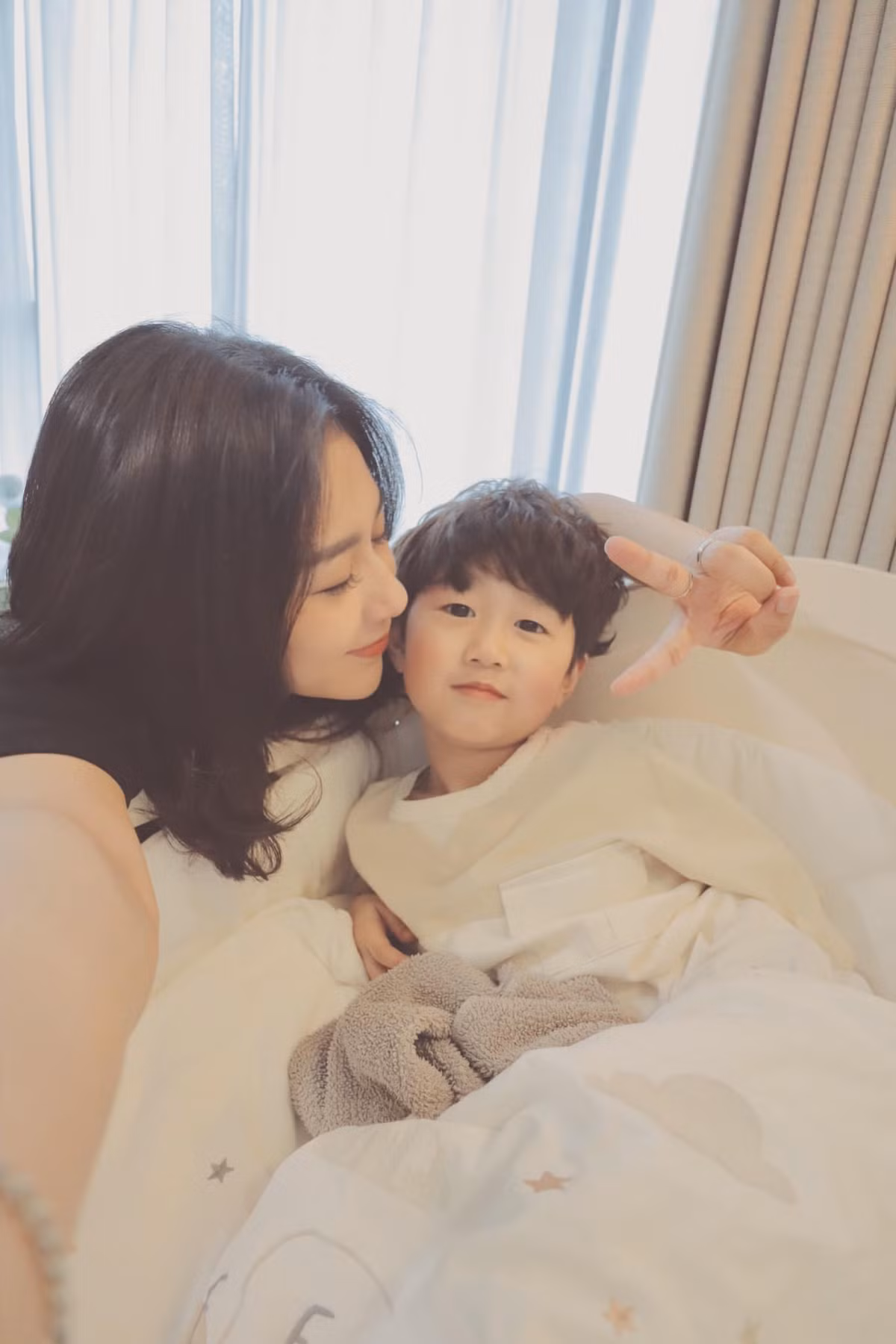 Tuy còn rất trẻ nhưng sau khi kết hôn và sinh con Tùng Sơn và Trang Lou đều chững chạc, trưởng thành hơn rất nhiều.