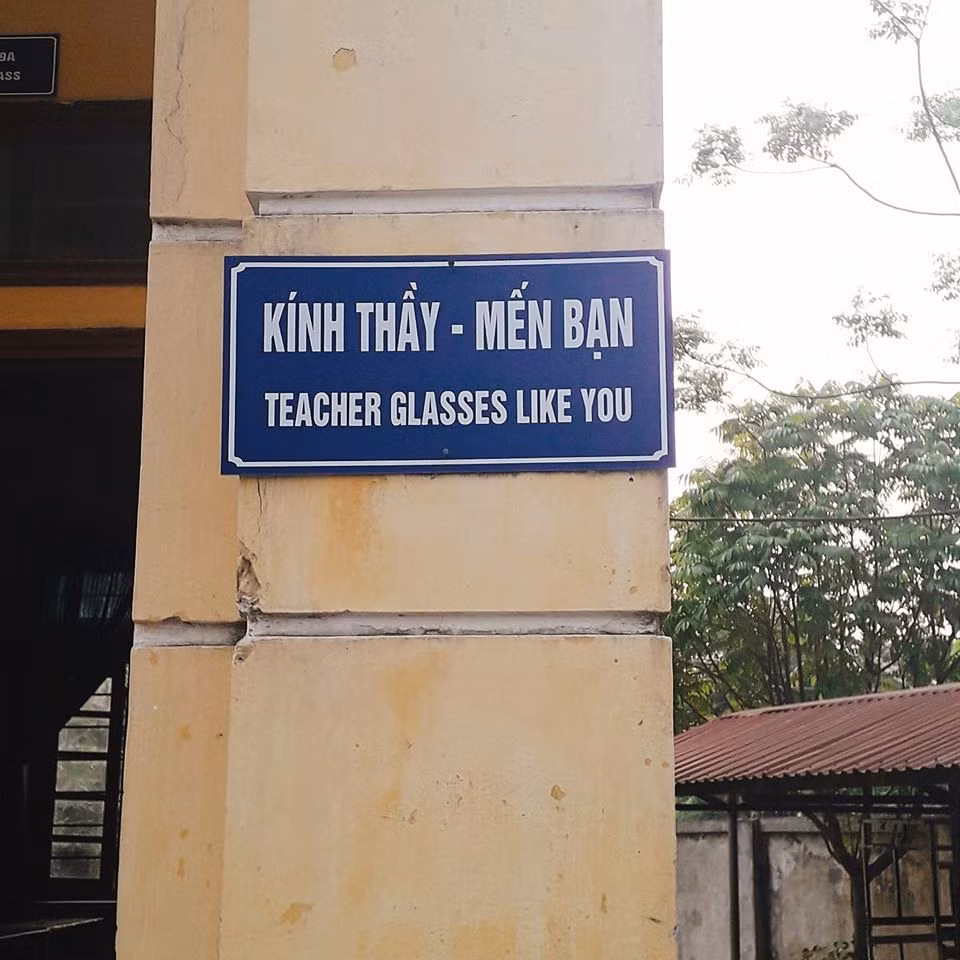 Tấm biển dịch sai nghĩa này là một ví dụ khi sử dụng Google dịch. "Kính trọng" chứ không phải "tấm kính" là Glasses. Ảnh: Facebook