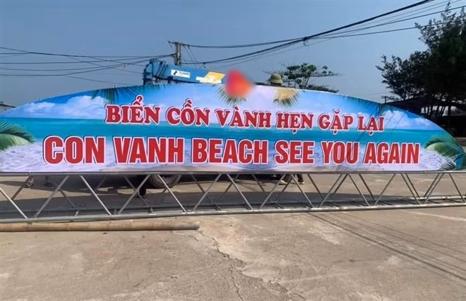 Được biết, tấm biển này đã được sửa lại và in thành dòng chữ: “Con Vanh beach see you again”, được đơn vị thi công lắp đặt lại. Ảnh: Facebook