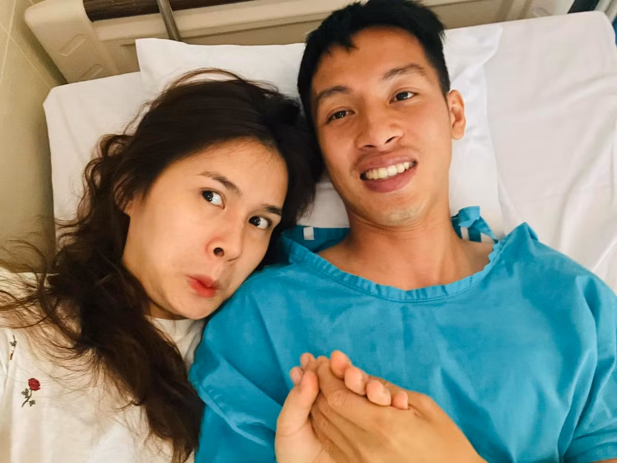 Tiền vệ Đỗ Hùng Dũng làm đám cưới với bà xã Triệu Mộc Trinh vào tháng 4/2019. Vốn là người kín tiếng chuyện tình cảm, Dũng “Chíp” khiến fan bất ngờ khi thông báo chuyện kết hôn sát ngày vui.