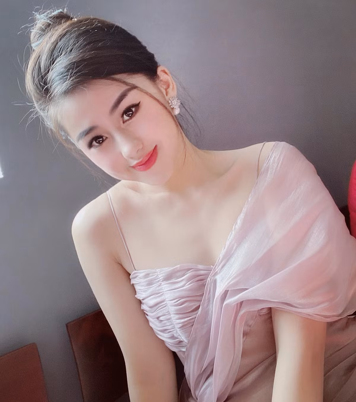 Nhan sắc xinh đẹp của nữ MC thể thao khiến khán giả phải chú ý. Ảnh: FBNV