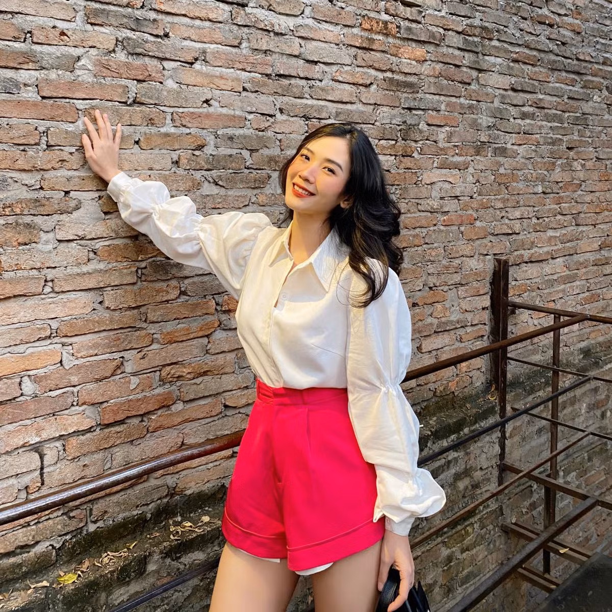 Vân Anh có vẻ ngoài nhí nhảnh, đáng yêu. Nhưng ít ai biết rằng, trước khi sở hữu những đường cong nóng bỏng, hút mắt cô bạn từng bị bạn bè chọc là "nấm lùn".