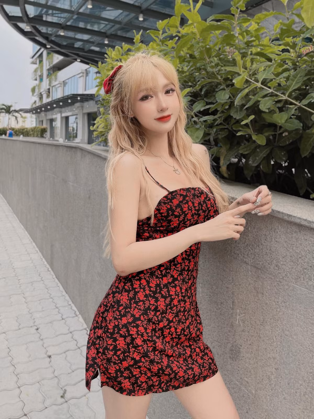 Hot girl xinh đẹp rất ưa chuộng những trang phục mang thiết kế ôm sát.