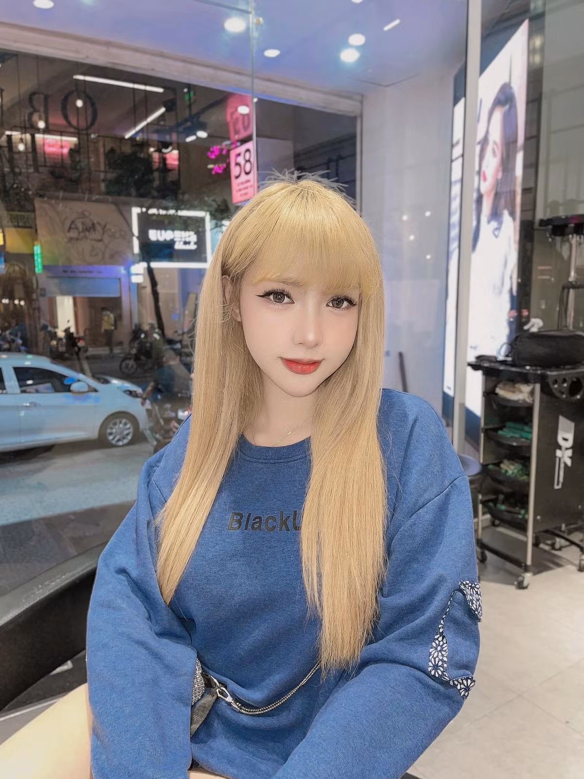 Bên cạnh những hình ảnh gợi cảm, hở bạo, cô cũng thường xuyên nhận được lời khen có cánh ngay cả khi diện trang phục kín đáo.