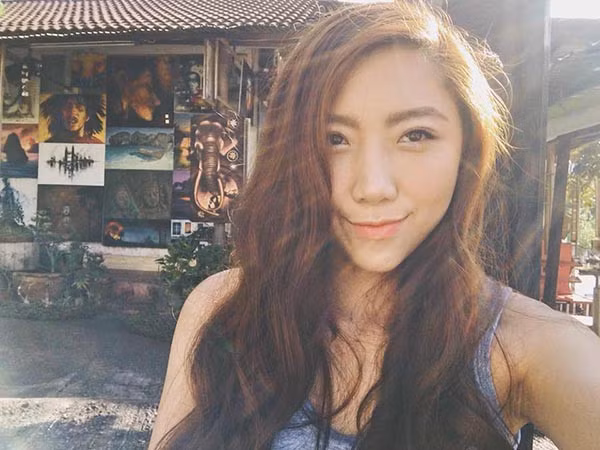 Hot mom sinh năm 1993 từng học tại trường RMIT. Cô nàng lên xe hoa vào 1/2018 với ông xã tên Yung Man Kit, sinh năm 1990, đến từ Hong Kong sau 3 năm hẹn hò.