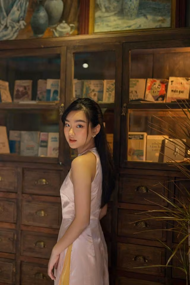 Các đường nét trên gương mặt của cô gái này luôn có sức hút, đặc biệt là ánh mắt. Ảnh: FBNV