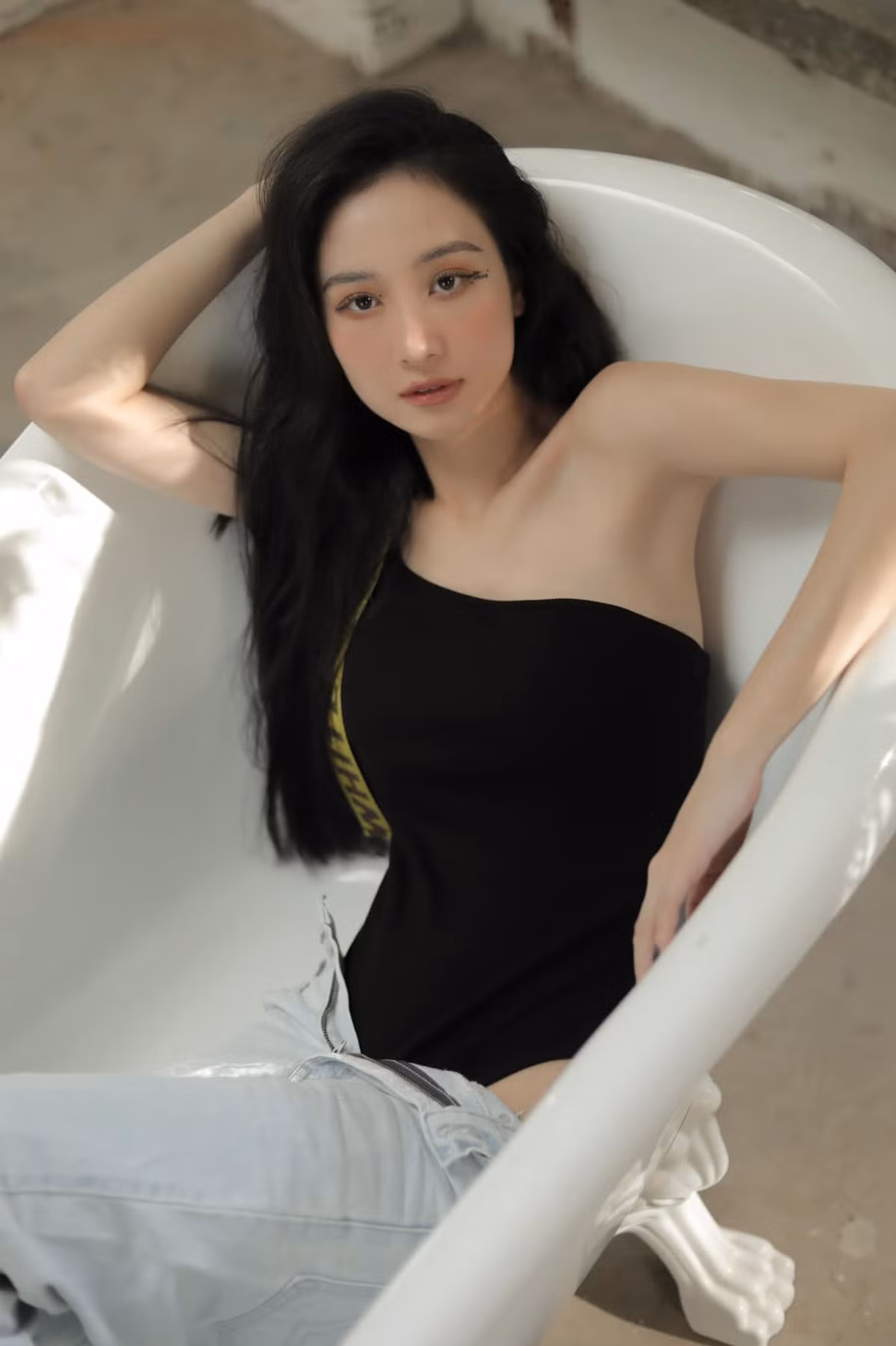 Jun Vũ đang từng bước xây dựng hình ảnh trưởng thành, sang trọng hơn so với trước đây. Ảnh: FBNV