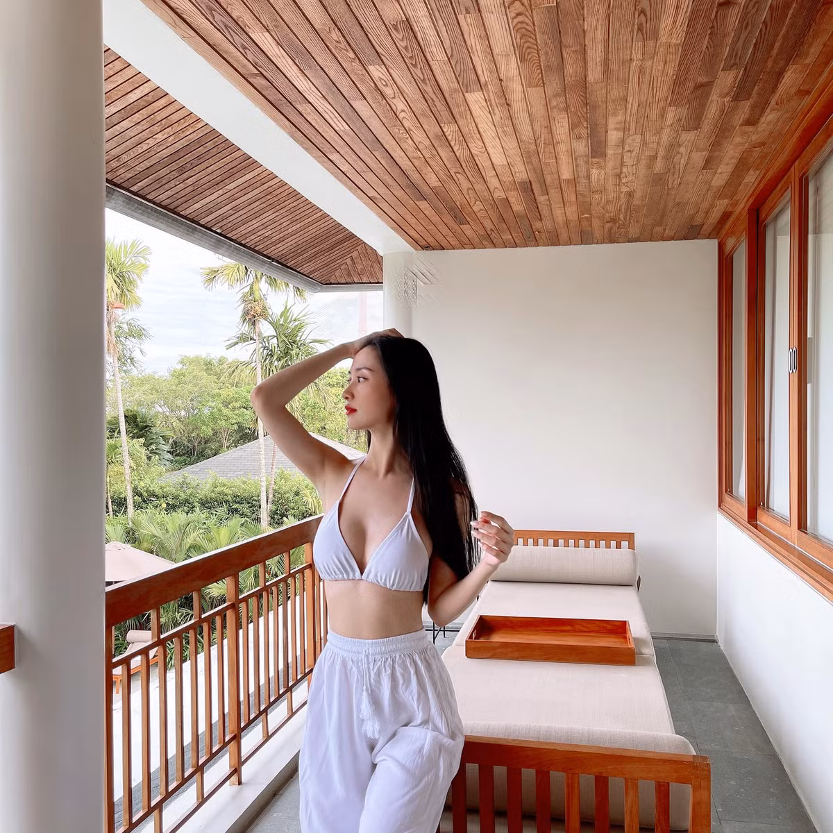 Trên trang cá nhân, Jun Vũ thường xuyên chia sẻ những hình ảnh cô diện các trang phục táo bạo, khoe khéo những đường cong cuốn hút như thế này.