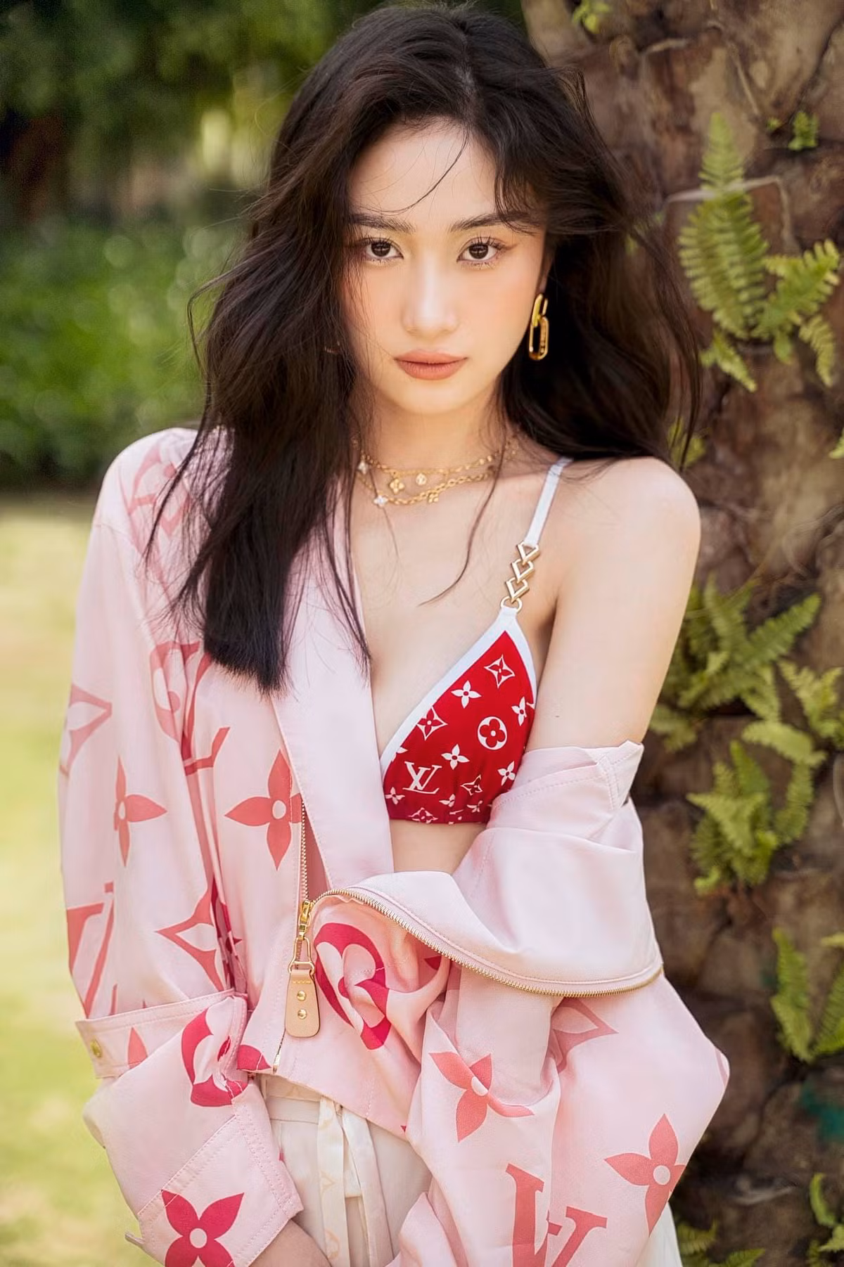 Mặc dù những shoot hình ảnh chỉ làm tôn lên một phần cơ thể của Jun Vũ, thế nhưng thần thái xuất thần của nữ diễn viên dường như đã "đốn tim" phần lớn cư dân mạng.