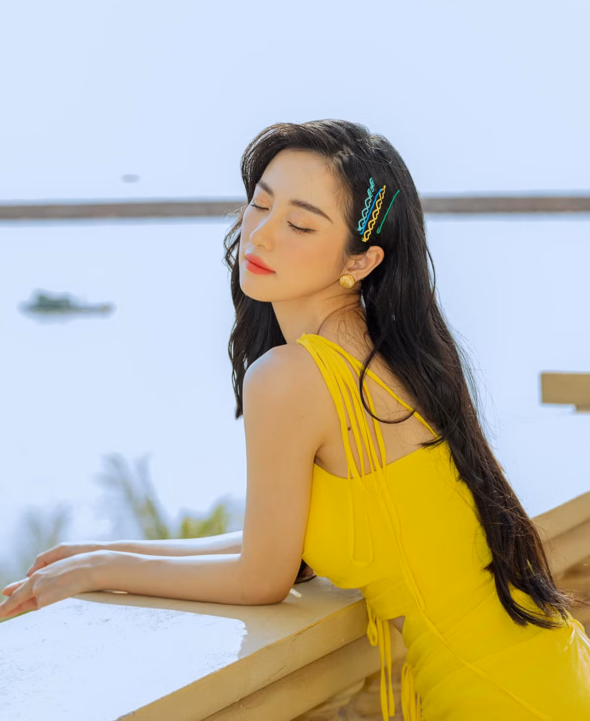 Chan lam nang tho, hot girl Viet kieu tha dang khoe vong 1