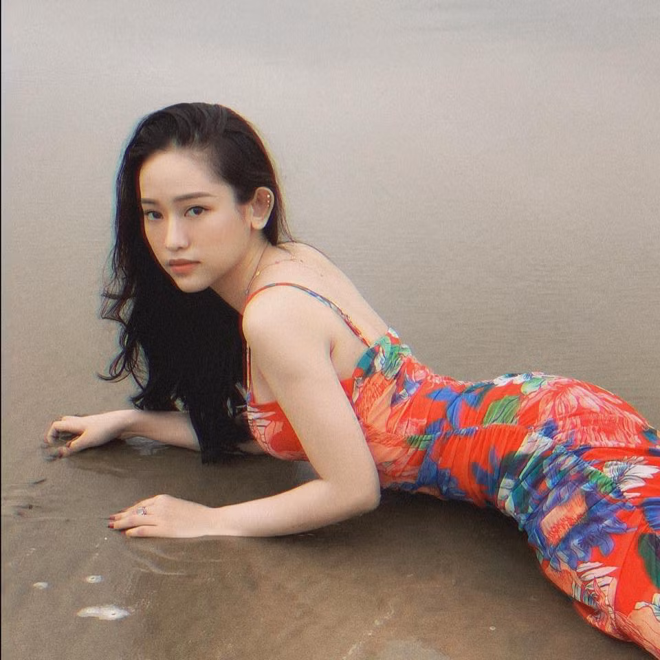 "Trời ơi, chị quyến rũ thế", "Thúy Vi càng ngày càng đẹp nha", "Thân hình nuột nà quá rồi"… đều là những lời tán dương, trầm trồ trước vóc dáng khỏe khoắn và thu hút của cô nàng.