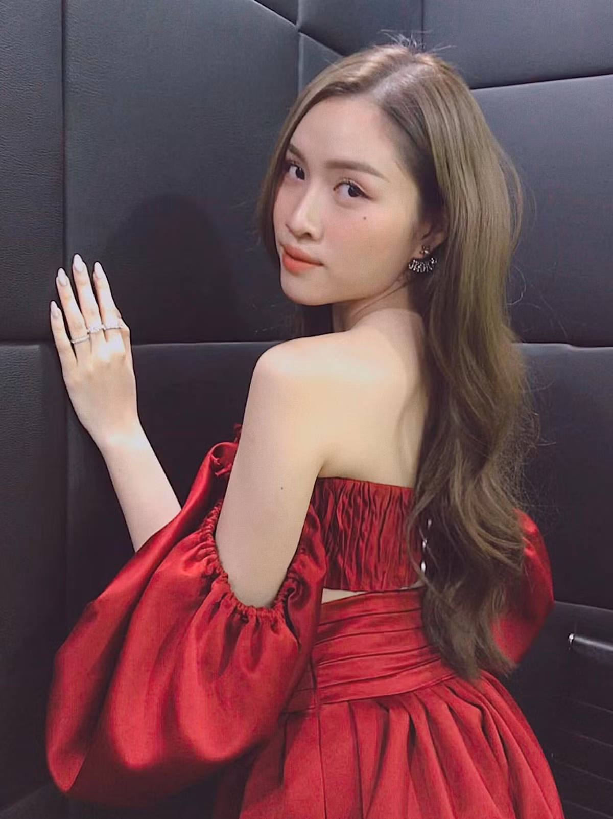 Ngoài nhan sắc xinh đẹp, nữ MC quyến rũ này còn có gia thế "khủng" đáng ngưỡng mộ.