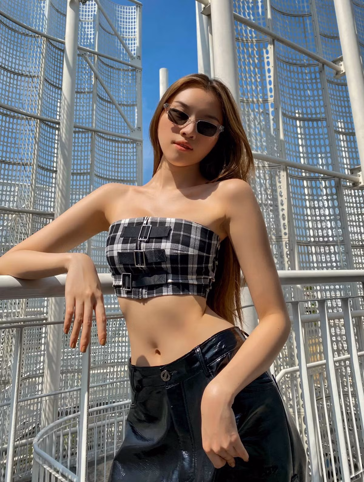 Cô thường xuất hiện với vẻ ngoài hiện đại, sang chảnh cùng những món phụ kiện đắt đỏ.