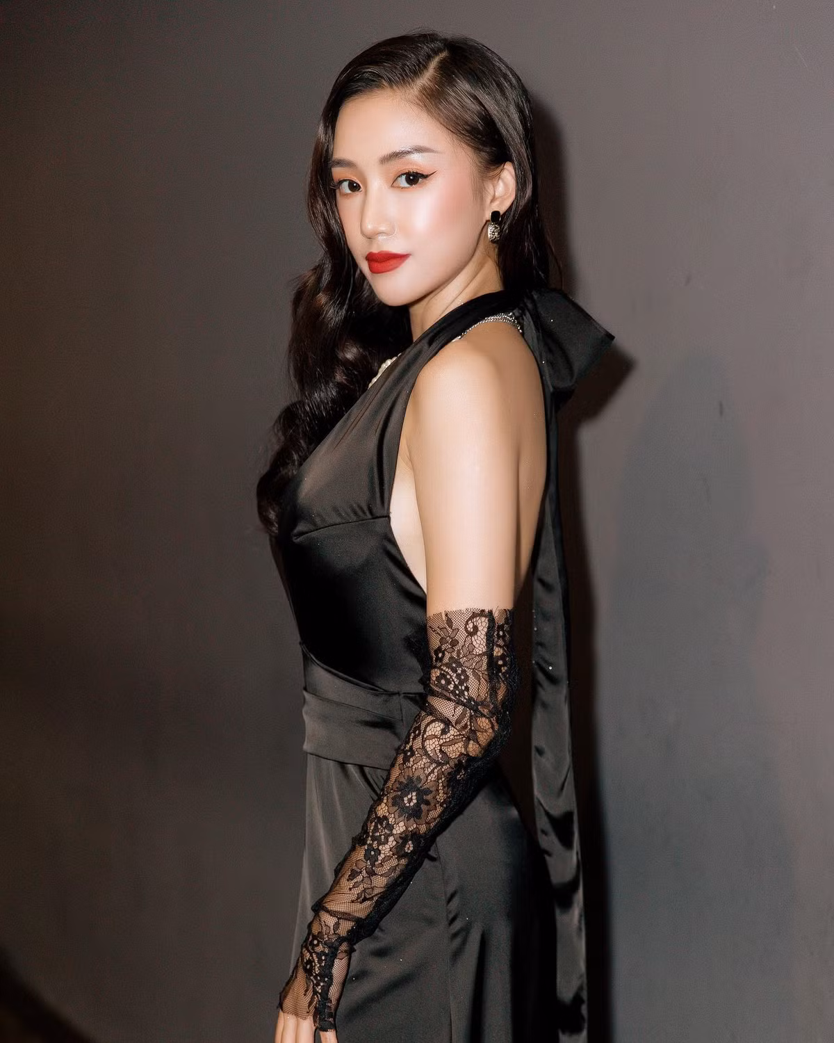 Hot girl Salim vốn theo đuổi phong cách thời trang kín đáo, ngọt ngào, dễ thương. Thời gian gần đây vì cô nàng lại chuộng những trang phục tôn dáng và đặc biệt là để khoe vòng eo thon gọn của mình.