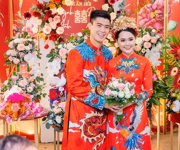 Đầu năm 2020, Duy Mạnh và Quỳnh Anh tổ chức lễ ăn hỏi, để chuẩn bị cho ngày trọng đại, tiền vệ điển trai và bà xã đã đặt may riêng lễ phục.