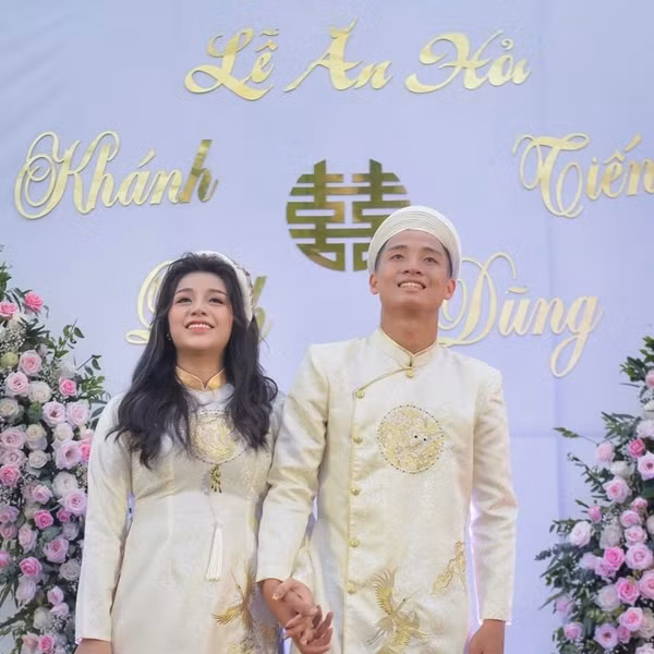Trung vệ Hà Tĩnh và bạn gái xinh đẹp cùng mặc áo dài trắng, họa tiết truyền thống trong ngày vui. Cặp đôi còn đội mấn ăn ý, liên tục thể hiện tình cảm mặn nồng khiến ai cũng ngưỡng mộ.