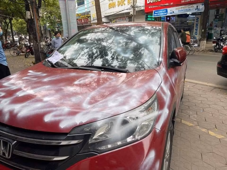 Vì lý do này mà chủ nhà quyết dạy cho tài xế một bài học về hành động đỗ xe vô ý thức. Theo hình ảnh ghi lại, để "dằn mặt" tài xế người chủ nhà đã dùng sơn "vẽ" lên kín xe. Ảnh: Quốc Bình, Oanh Lê/ OFFB