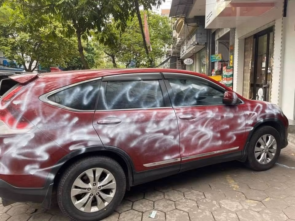 "Thay vì tự sơn bác nên đăng bài lên vài hội nhóm để cho "con zời" đến xử lý hộ, thì có bắt đền vào mắt", "ra mua cuốn băng keo dính, dính quanh xe luôn cho bõ bực",...nhiều dân mạng nhanh chóng hiến kế cho chủ nhà để trừng trị tài xế thay vì xịt sơn lên xe. Ảnh: Quốc Bình, Oanh Lê/ OFFB
