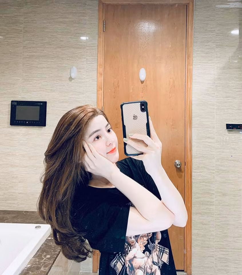 Trên trang cá nhân của mình, người đẹp này thường xuyên khoe nhiều ảnh chăm chỉ đi tập yoga, gym,...