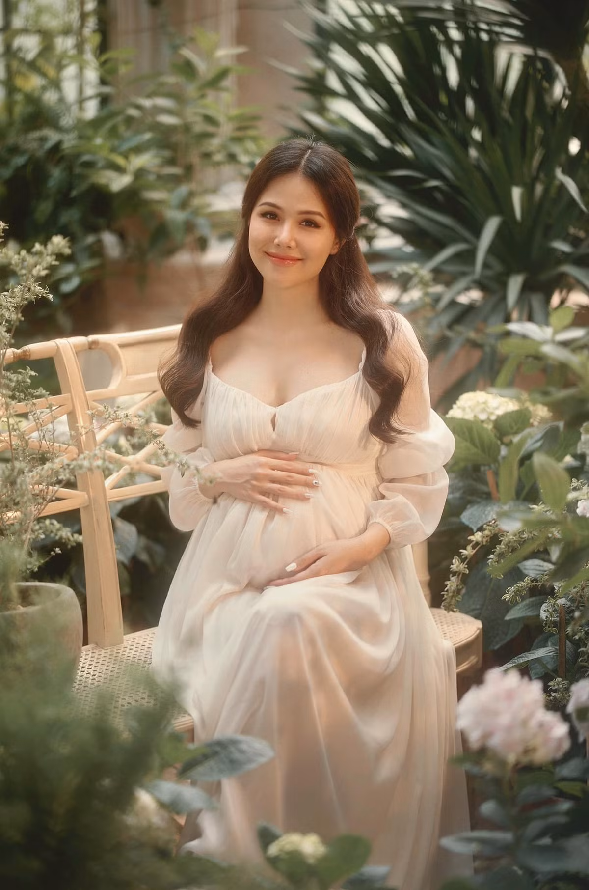 Trong bài đăng nữ diễn viên Phanh Lee chia sẻ "Một trong những điều tuyệt vời nhất của cuộc đời người phụ nữ, đó là được làm mẹ. Waiting for our girl".
