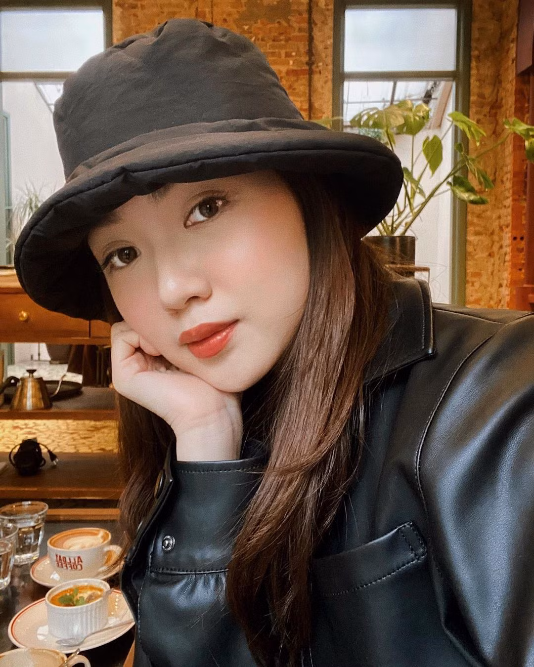 Trên trang cá nhân, hot girl thường khoe ảnh du lịch, check-in ở những địa điểm nổi tiếng trên thế giới.