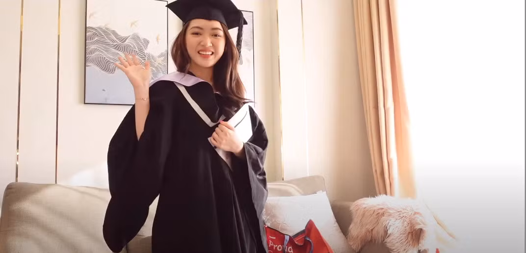 Chloe Nguyễn cũng cho biết, fan thường lầm tưởng cô nàng học ngành Kinh tế Tài chính. Nhưng thực chất Chloe đã chuyển sang ngành Digital Marketing từ lâu rồi.