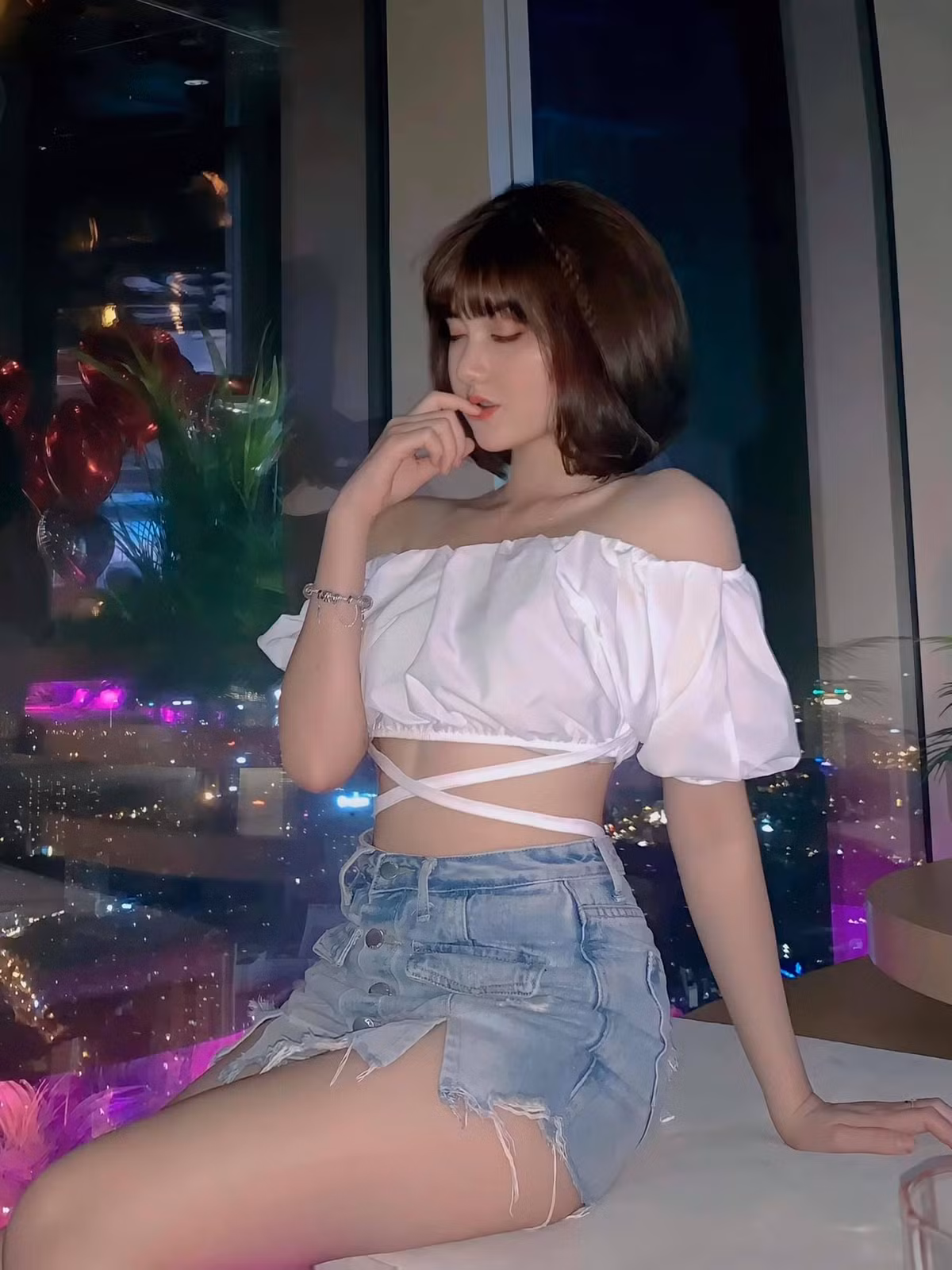 Cô được cộng đồng mạng gọi với biệt danh "Hằng Dâu Tây" bởi sự ngọt ngào, quyến rũ trong mỗi bộ ảnh gợi cảm.