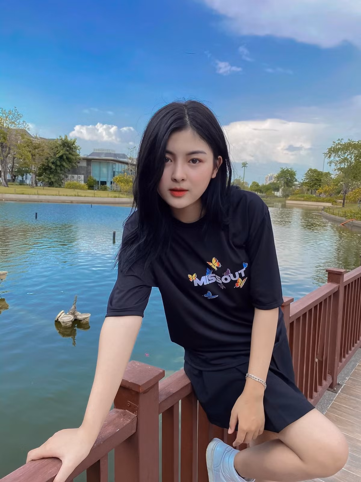 Được biết, gái xinh 2000 cũng đang là một diễn viên và người mẫu ảnh tự do.